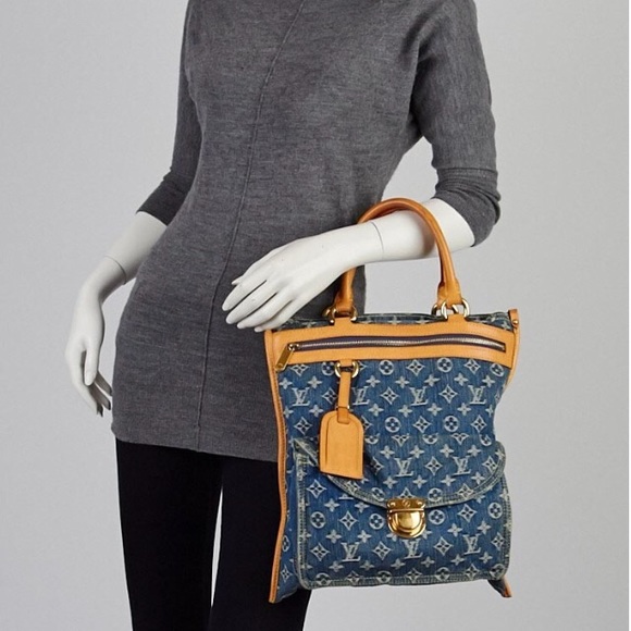 Louis Vuitton Handbags - RARE💯Louis Vuitton Sac Plat Beautiful code AS0045